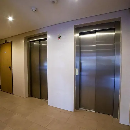 Apartment Lovely Near Airport And Nations Park, With Garage